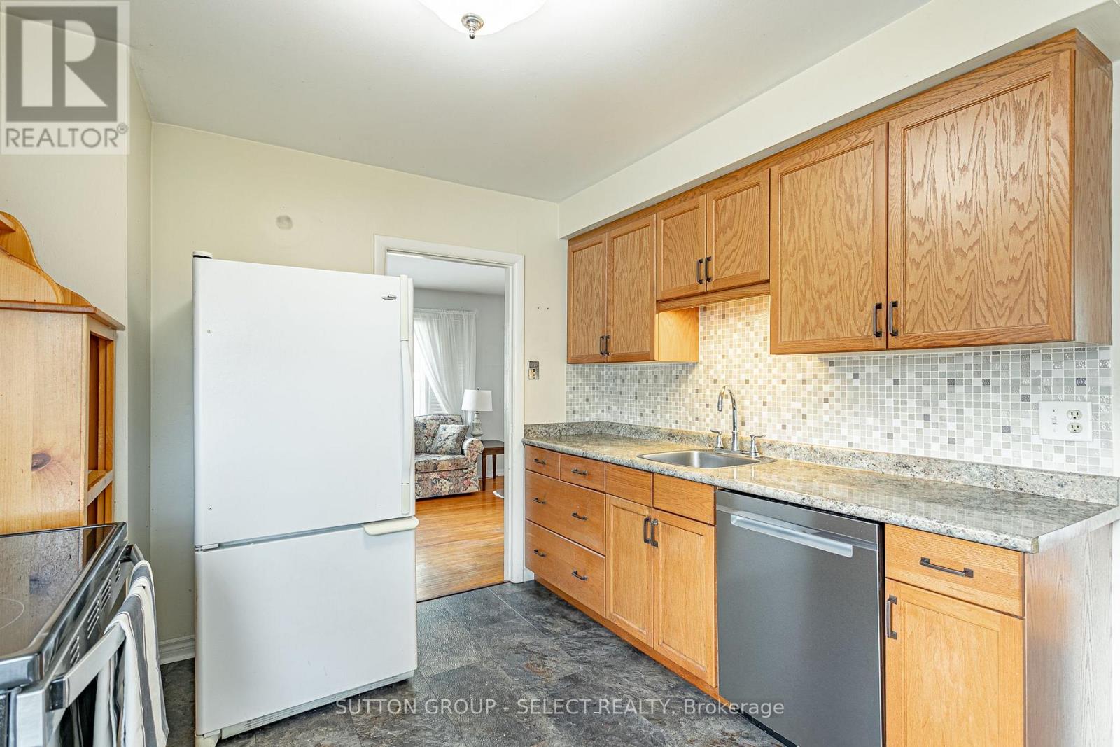 256 TWEEDSMUIR AVENUE - 7