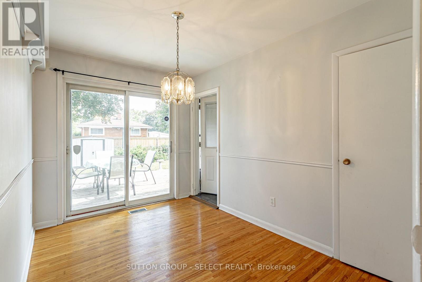 256 TWEEDSMUIR AVENUE - 9