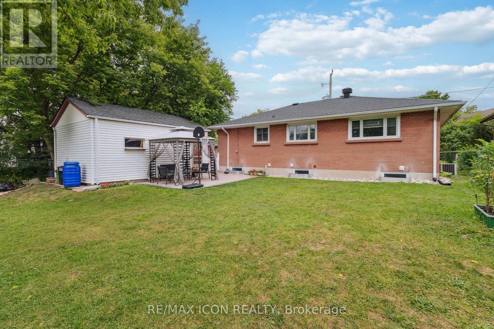 145 GLADSTONE AVENUE - 27