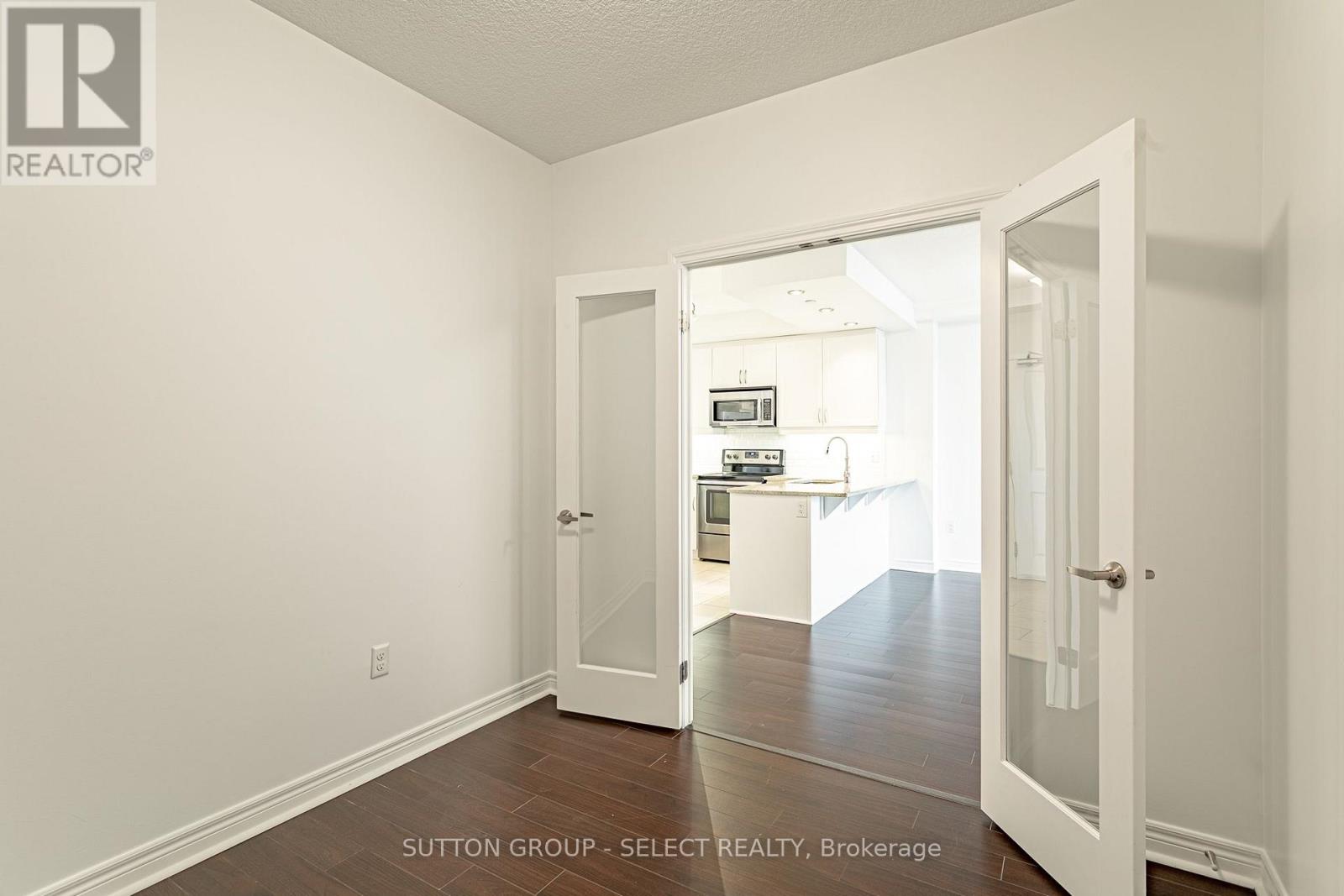 #704 330 RIDOUT STREET N - 10