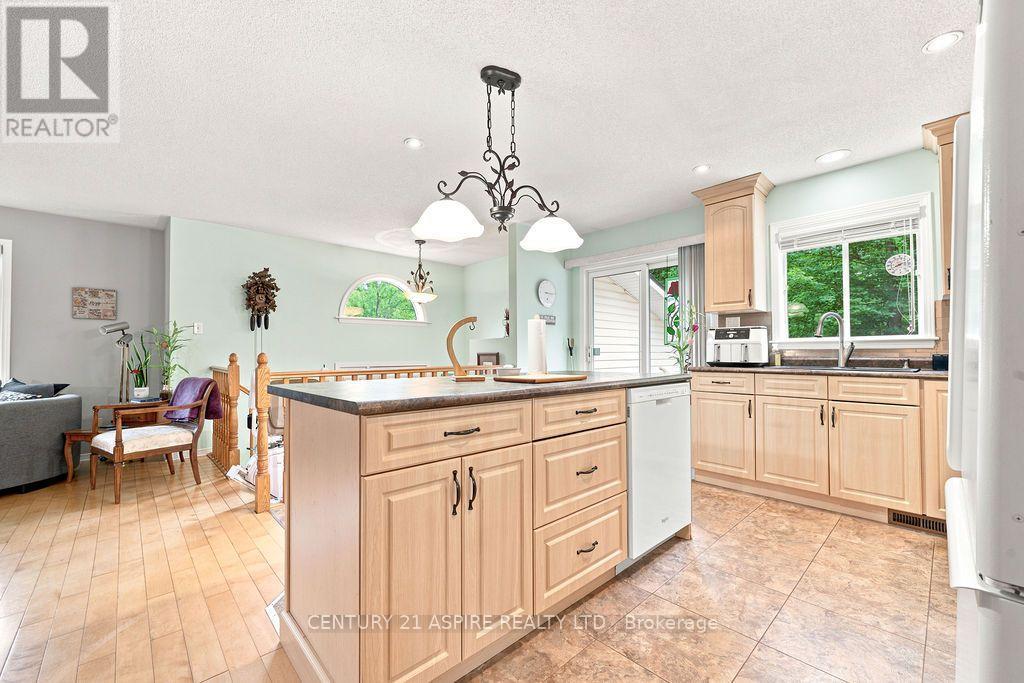 23 CARDINAL CRESCENT - 13