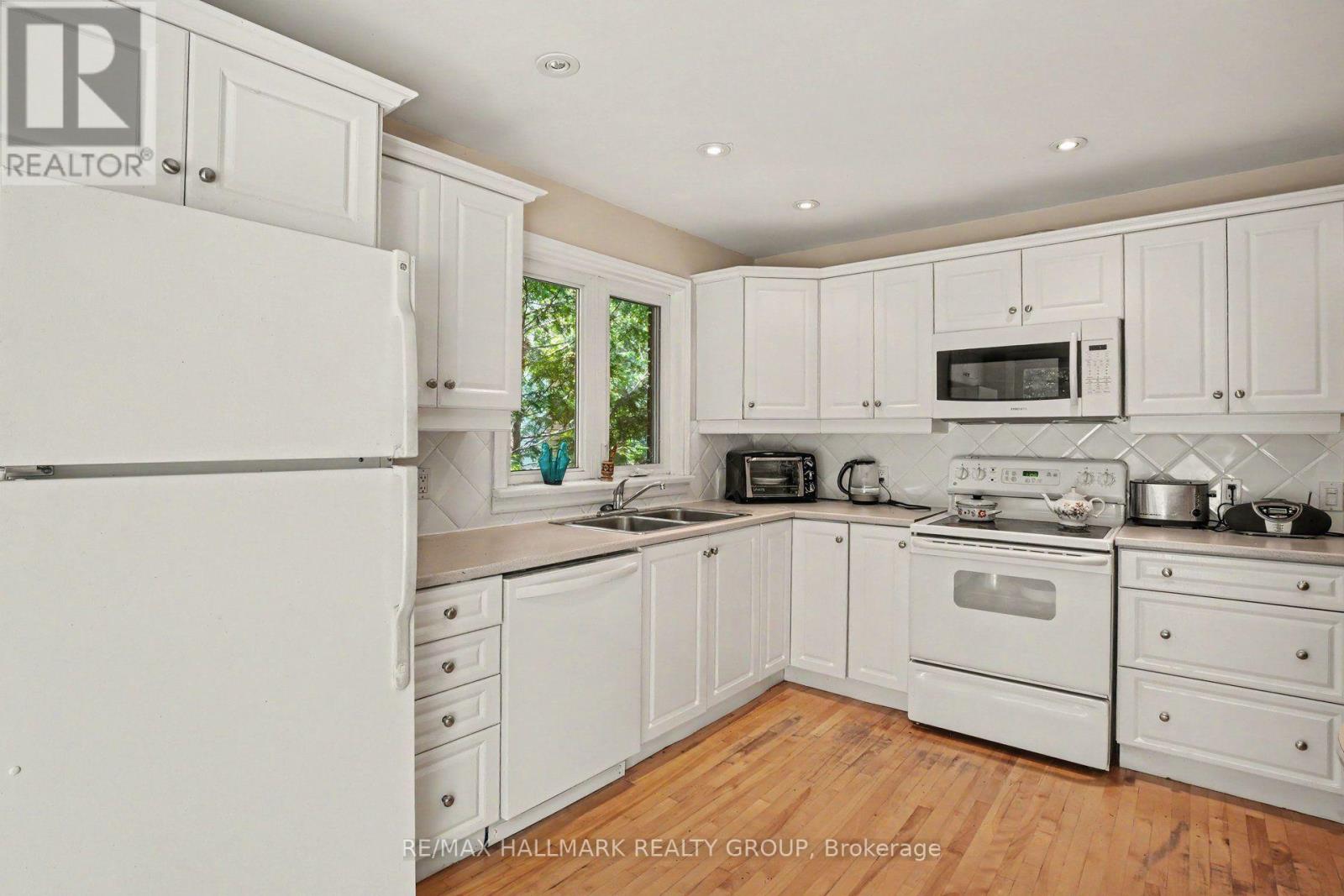 657 GOLDEN AVENUE - 25