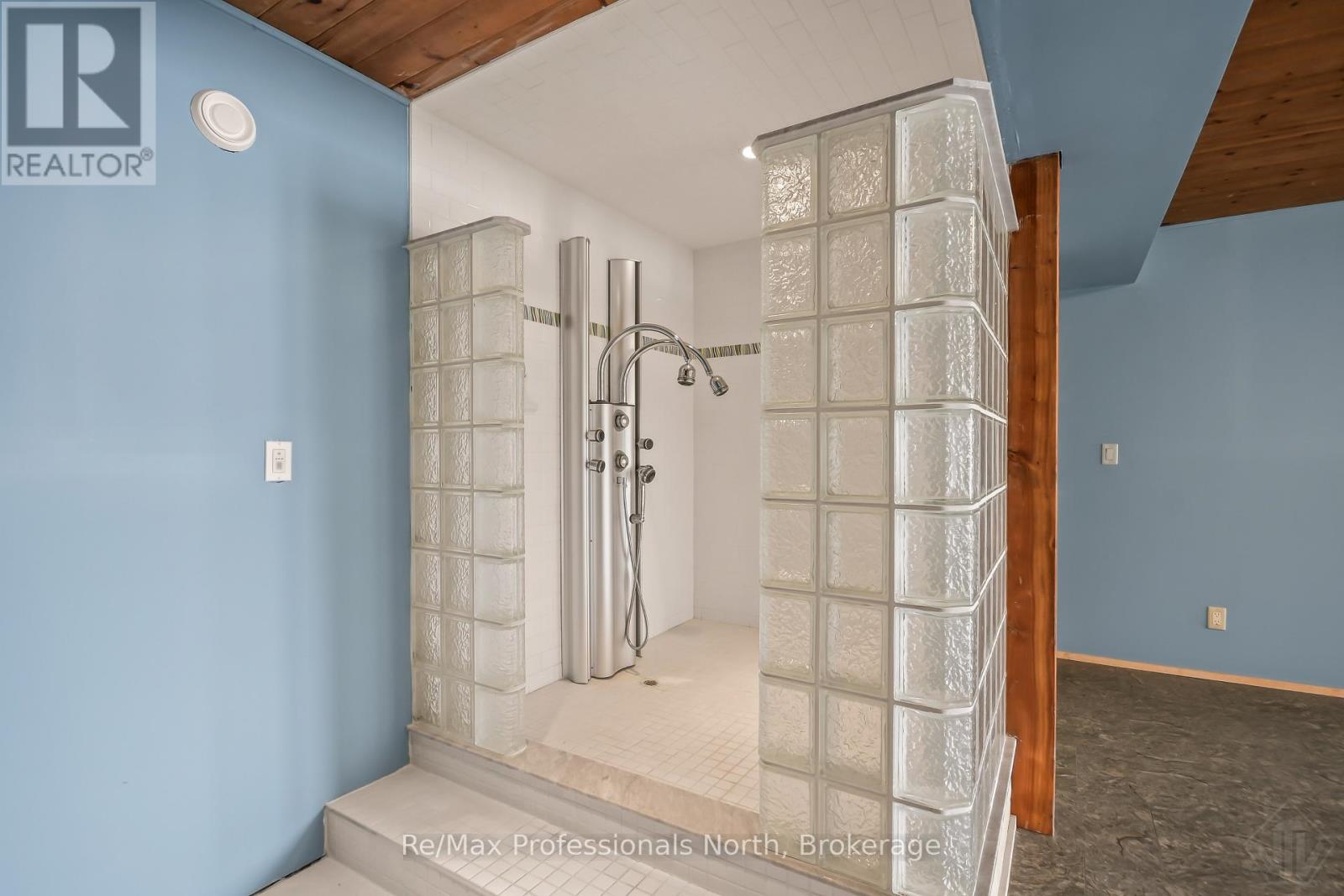 1064 ROAD 3200 - Image 36