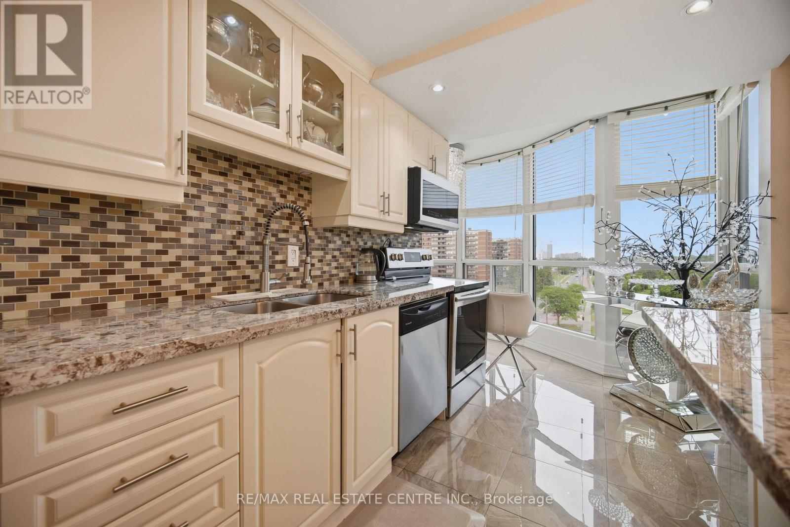 #718 1470 MIDLAND AVENUE - 15