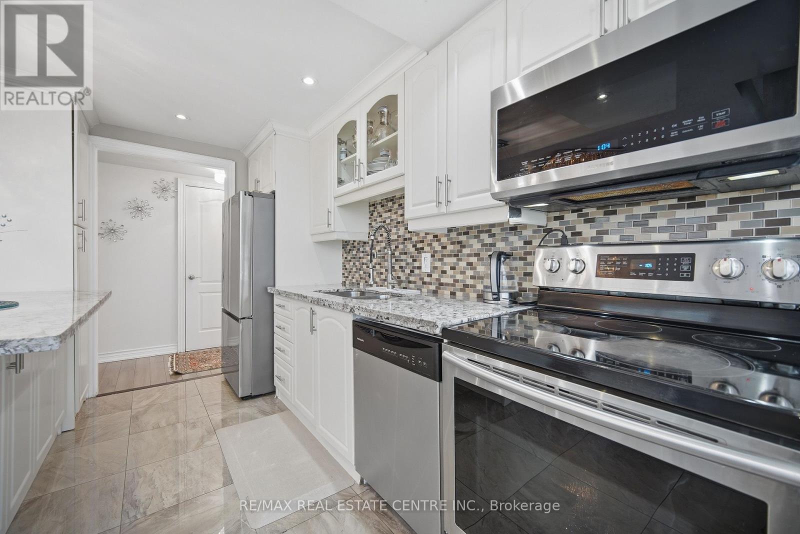 #718 1470 MIDLAND AVENUE - 18