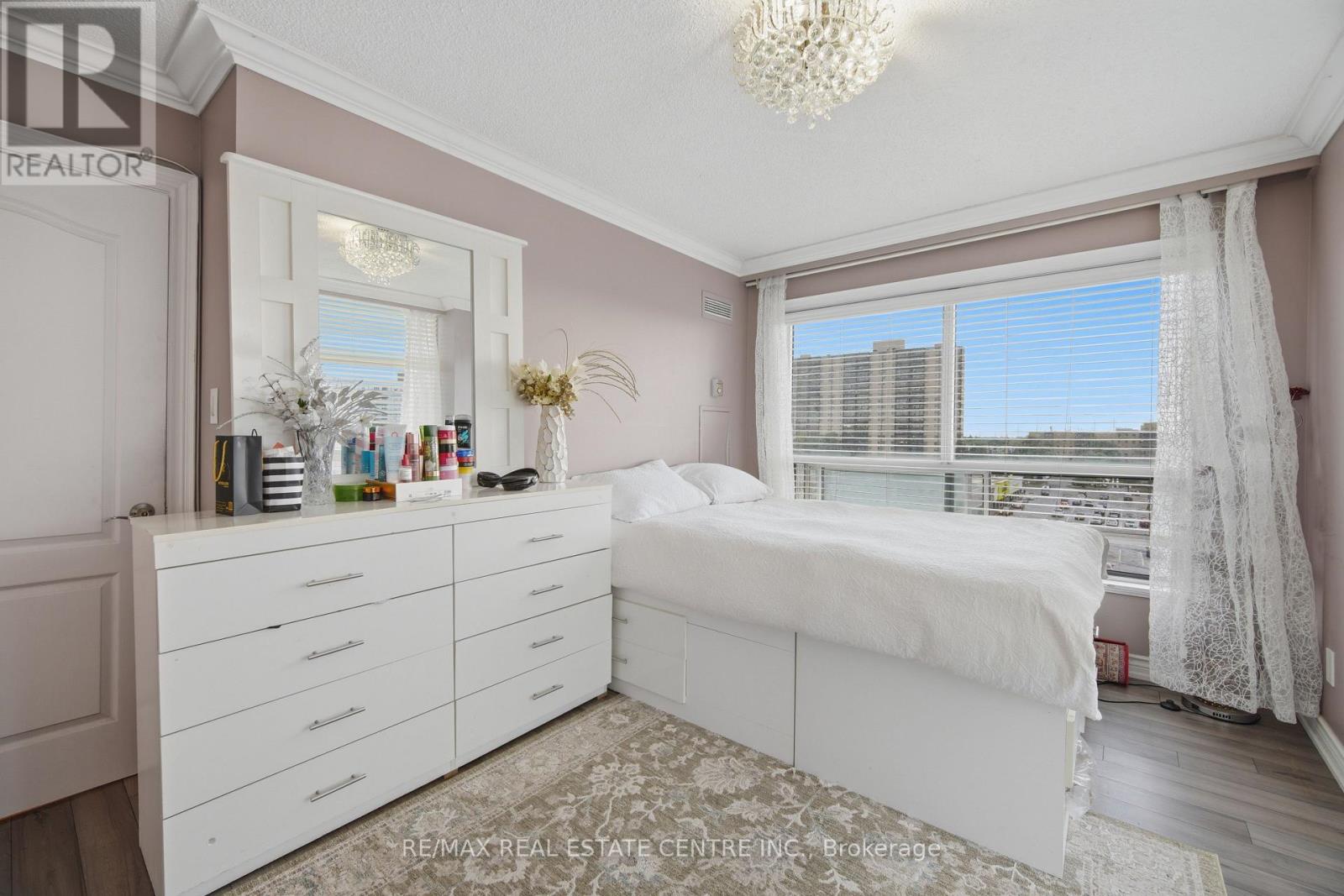 #718 1470 MIDLAND AVENUE - 22