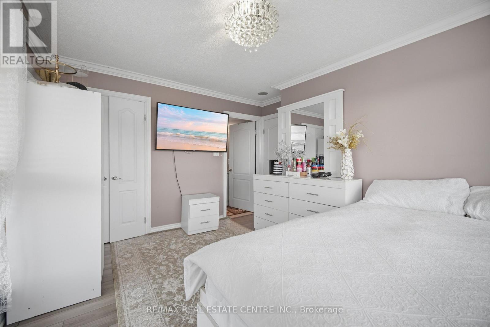 #718 1470 MIDLAND AVENUE - 23