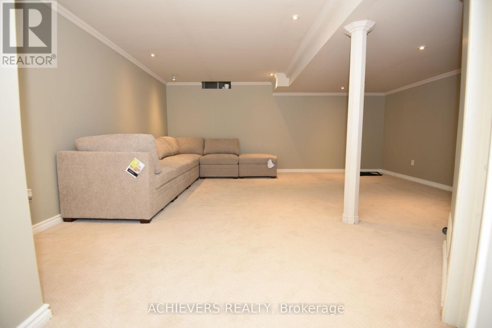 19 MCCULLOCK CRESCENT - 40
