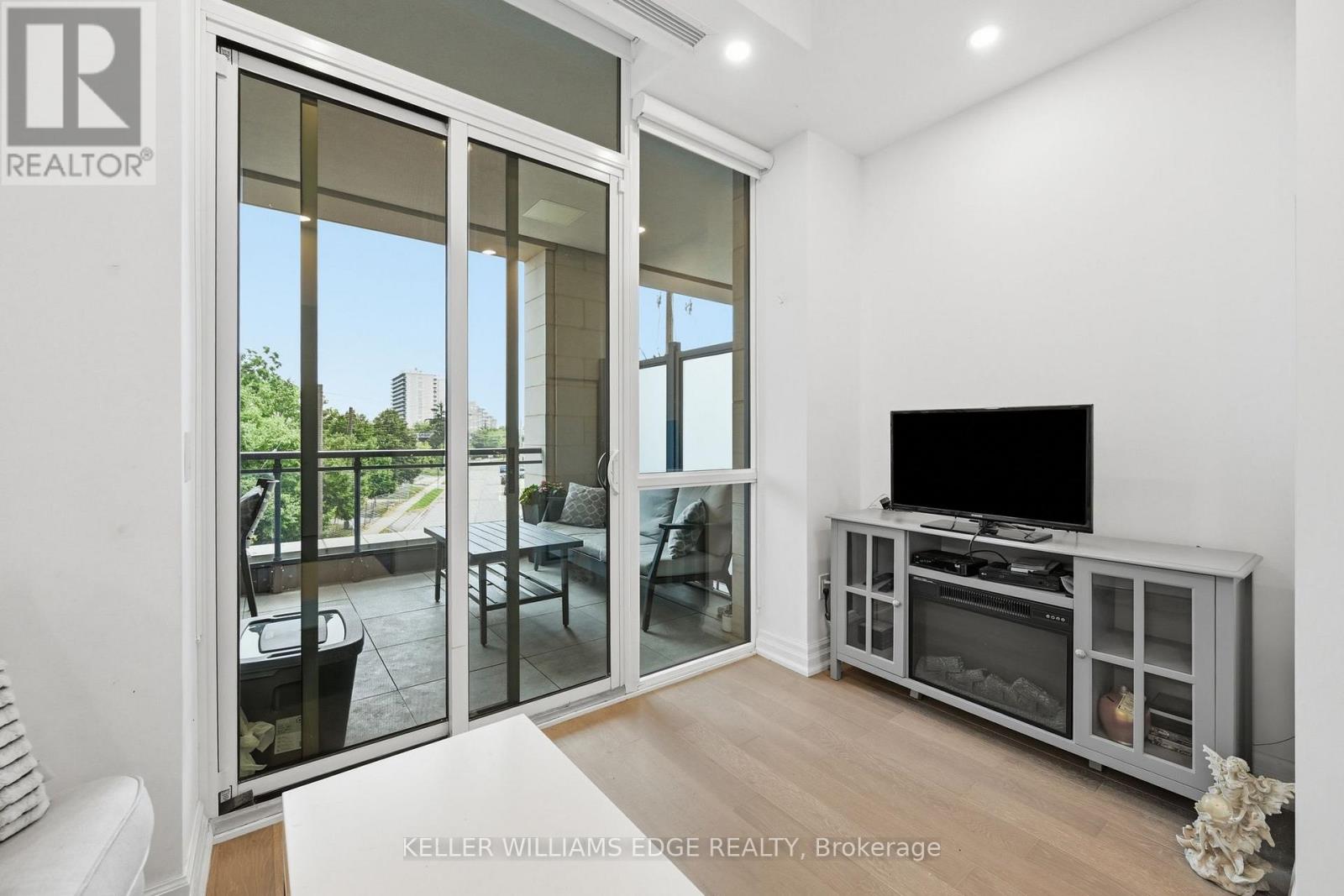 #202 2060 LAKESHORE ROAD - 29