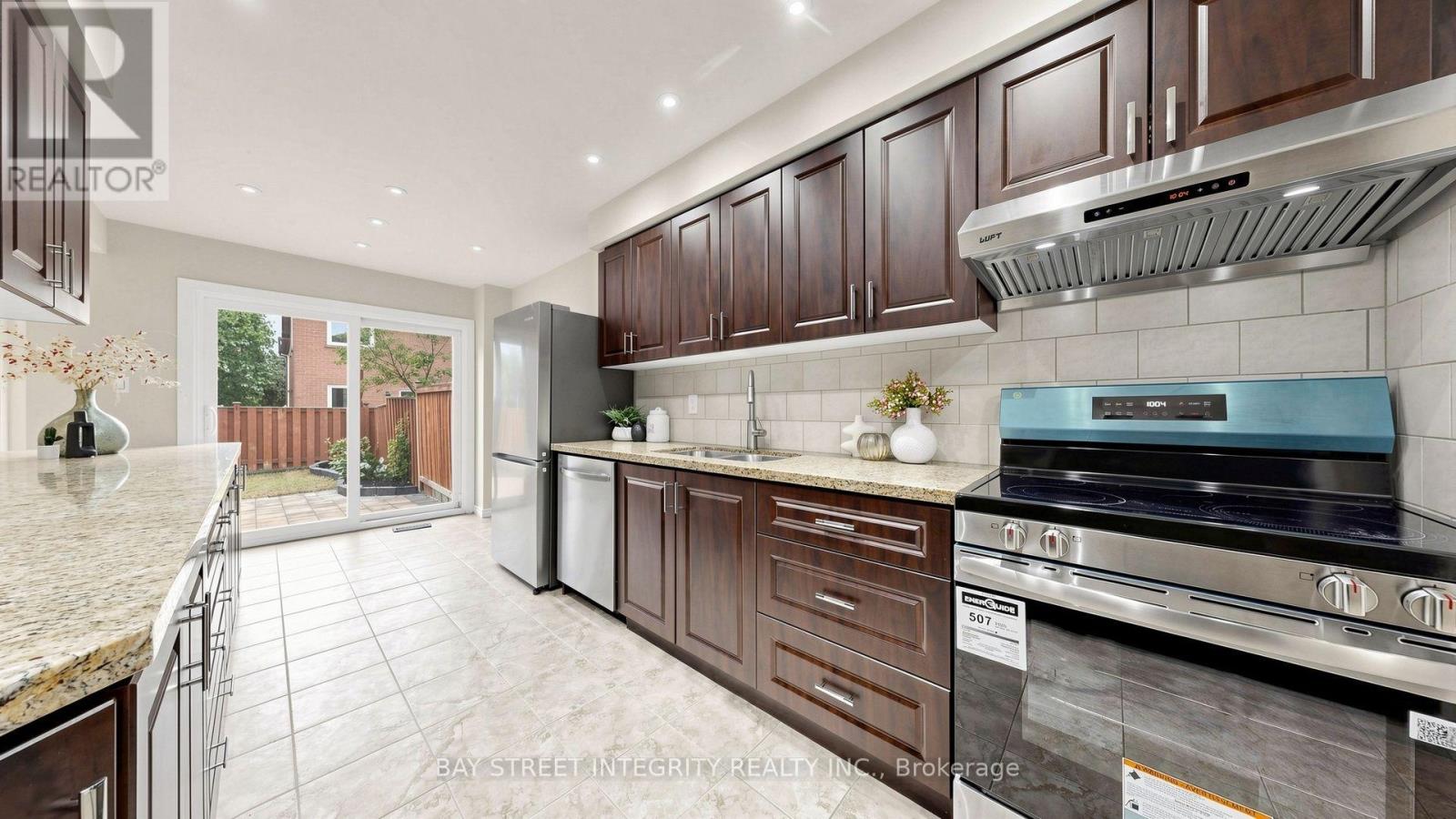 41 JONATHAN GATE - 16