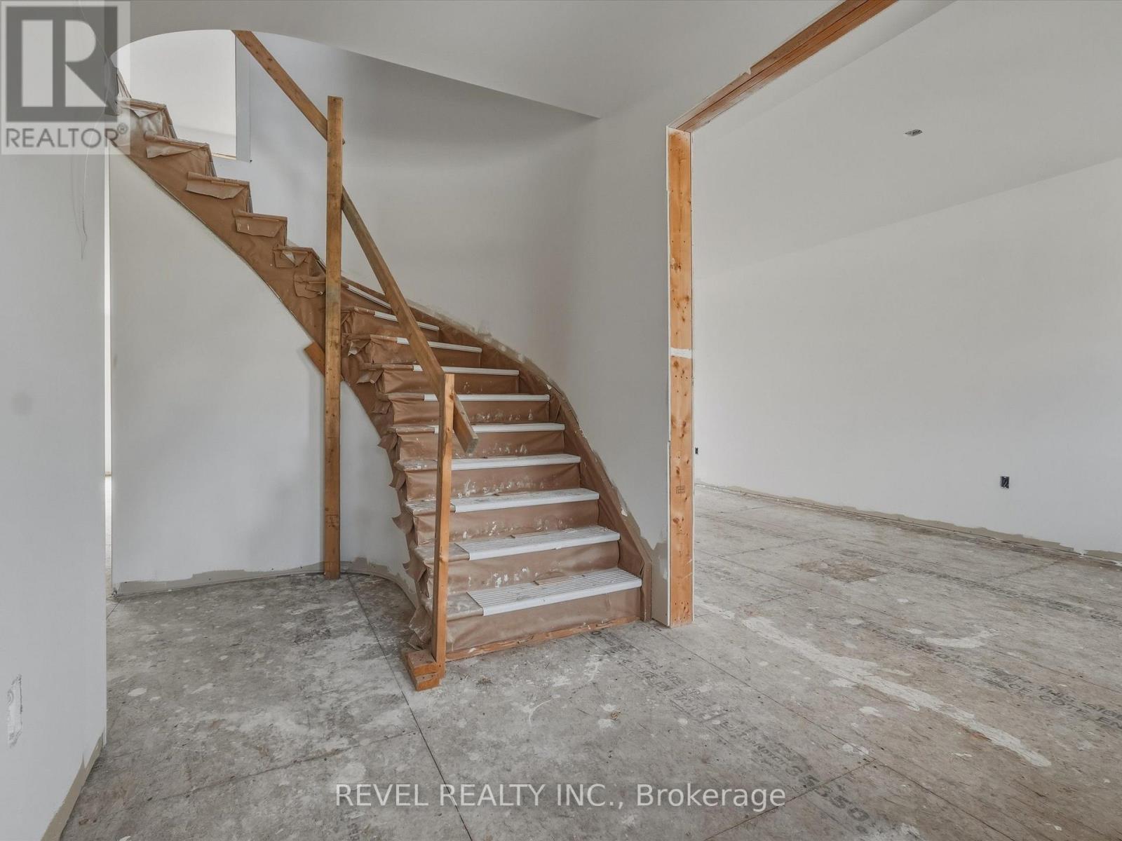 61 WOOD CRESCENT - 13