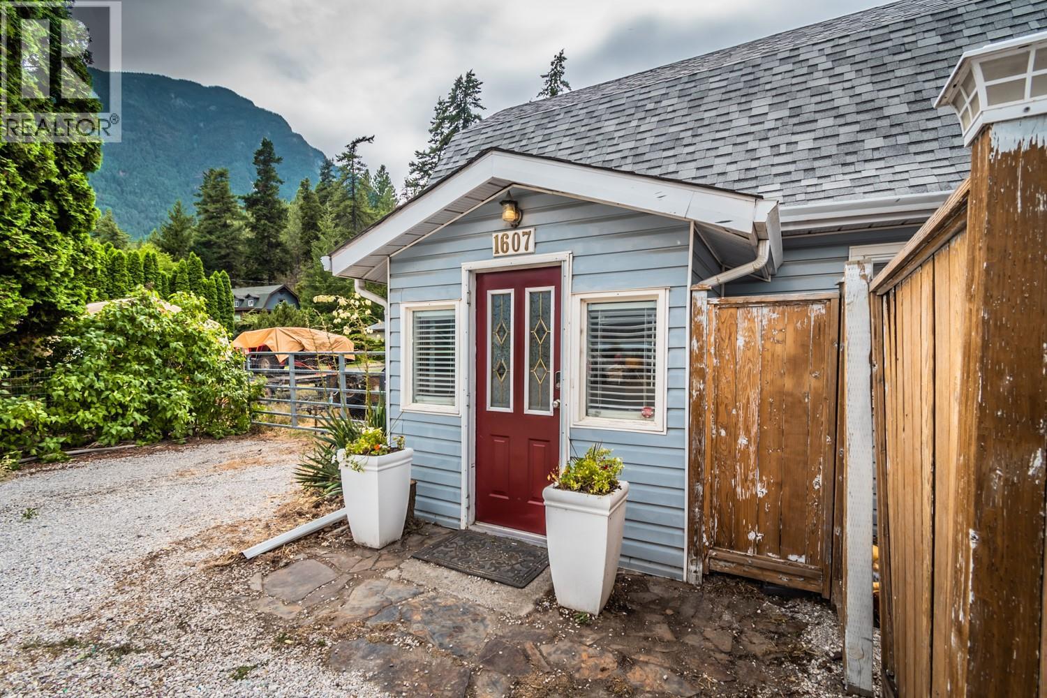 1607 PINEGROVE Street, Lillooet — photo 3