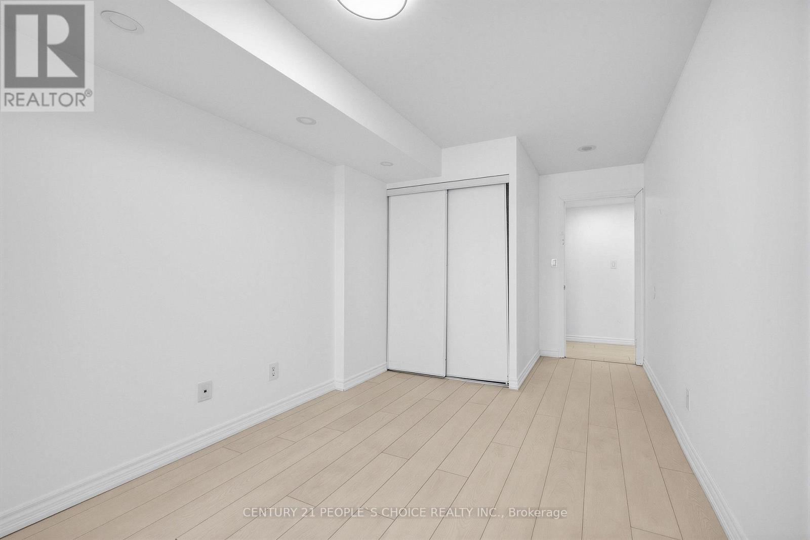 #1906 3880 DUKE OF YORK BOULEVARD - Image 24