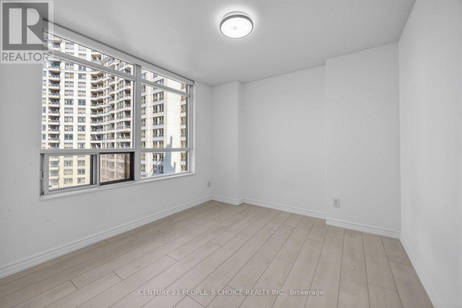 #1906 3880 DUKE OF YORK BOULEVARD - Image 25