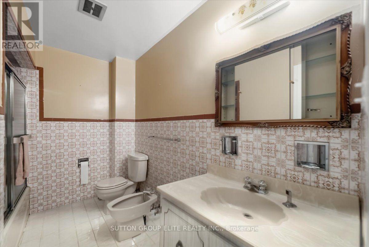 1060 CLAREDALE ROAD - 32