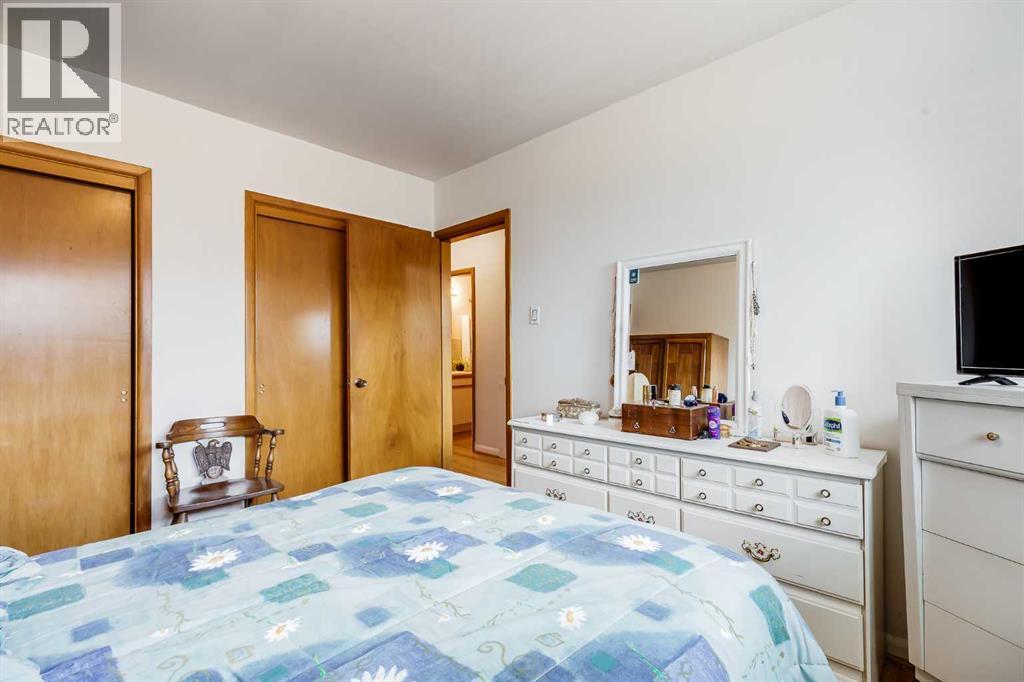 2217 33 Street SW - Image 14
