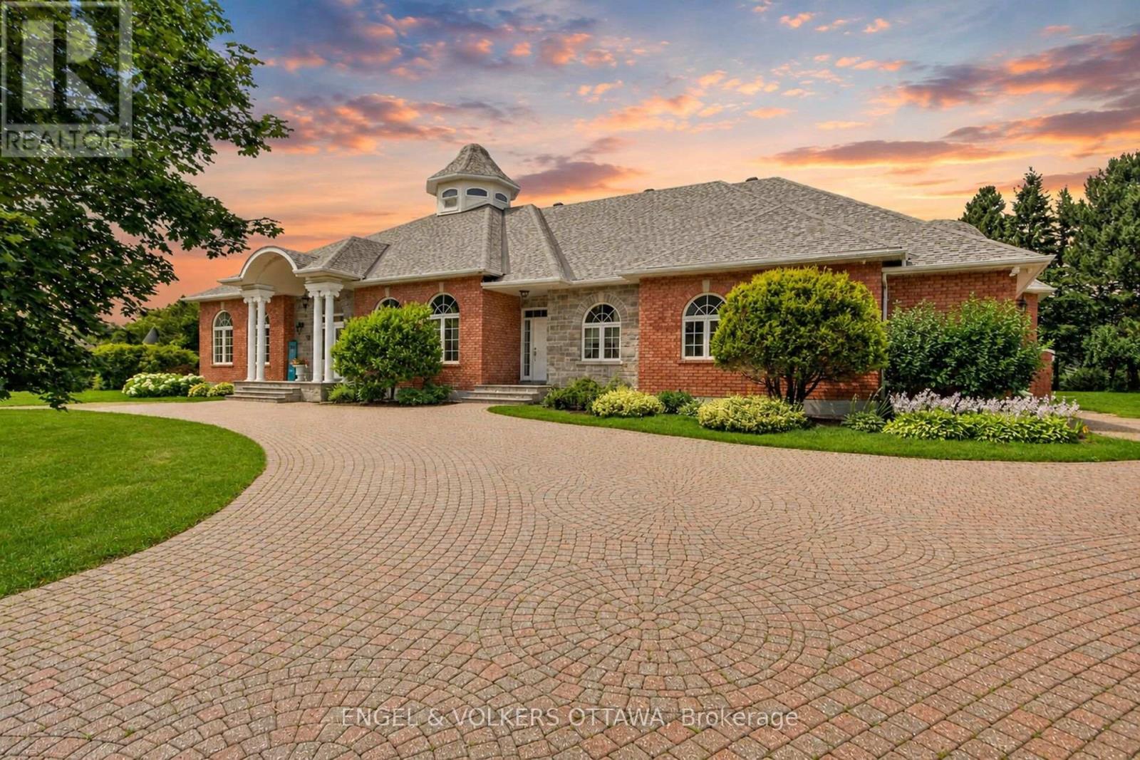 Interlock circular driveway that fits 10+ cars