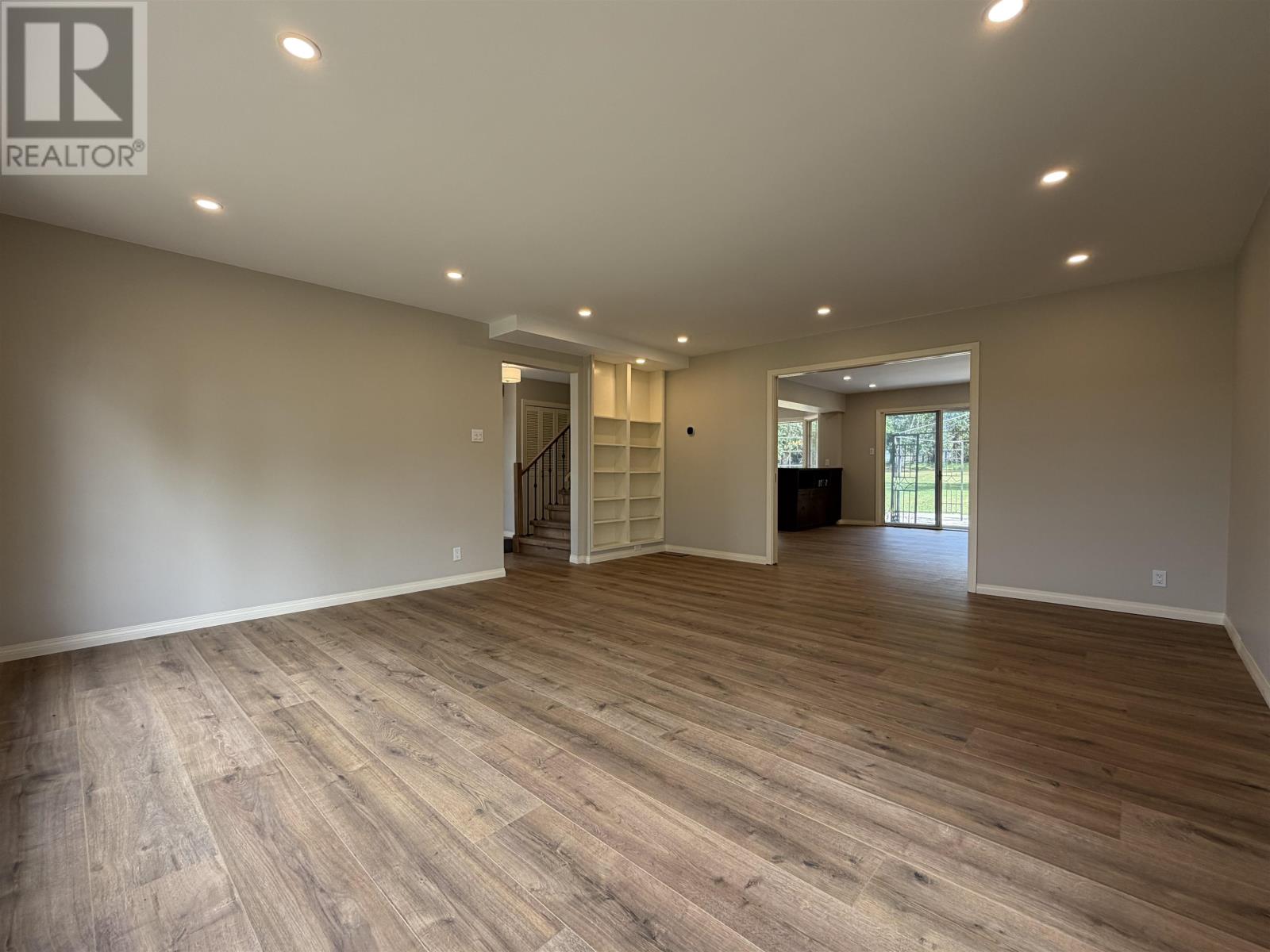 253 Riverview DR - 16