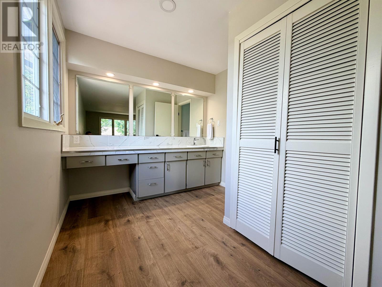 253 Riverview DR - 24