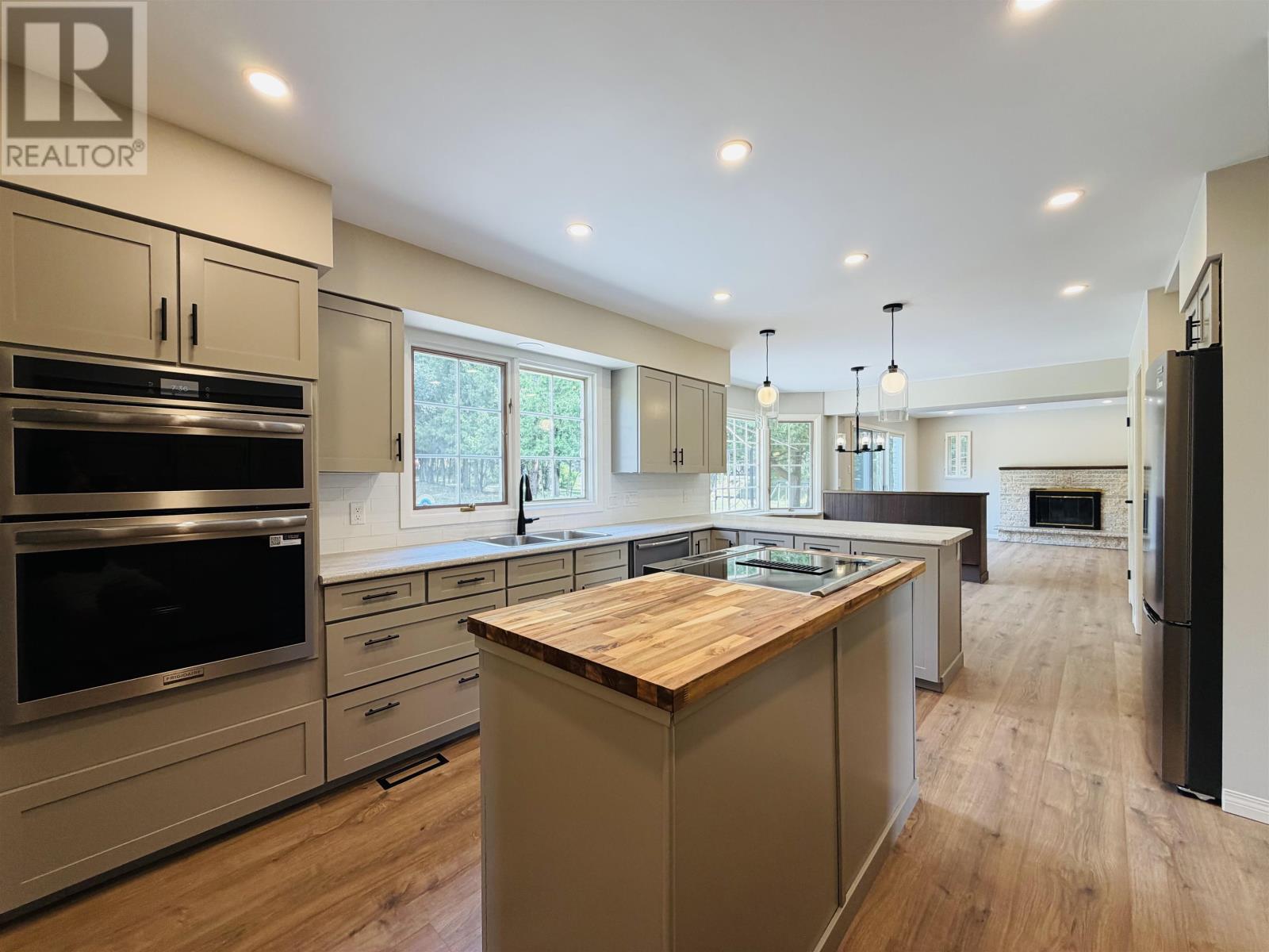253 Riverview DR - 8