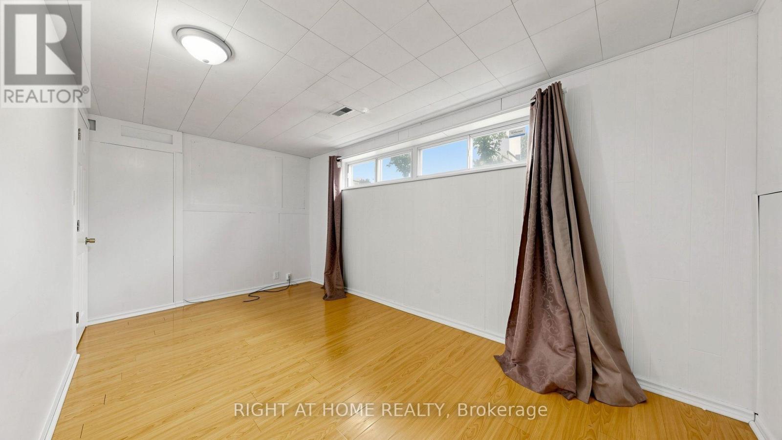 76 FENSIDE DRIVE - 32