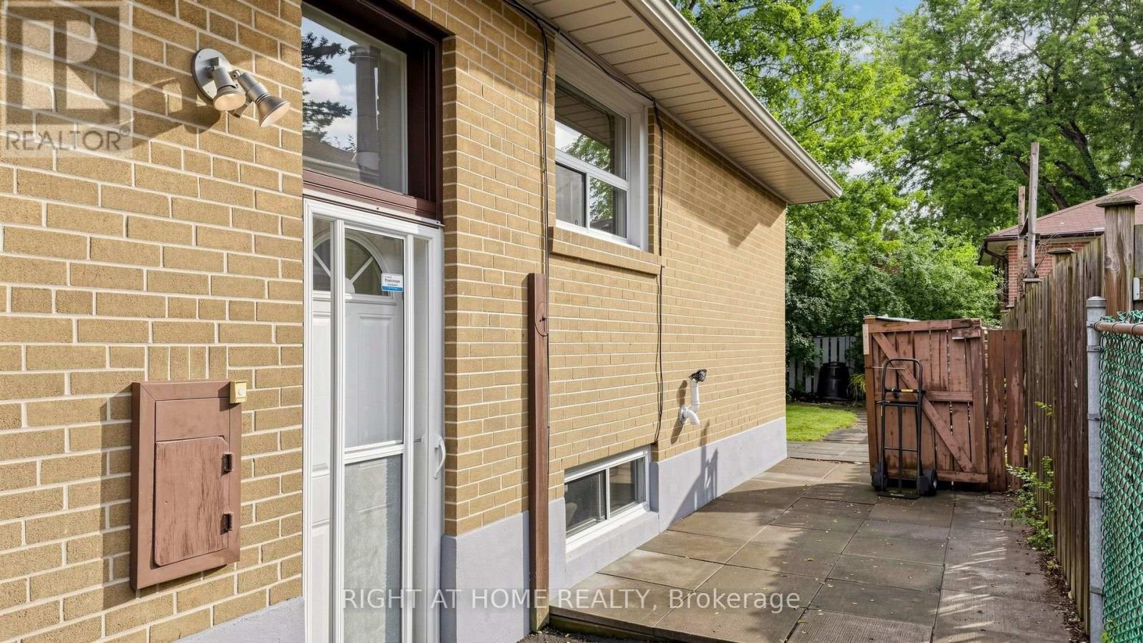 76 FENSIDE DRIVE - 38