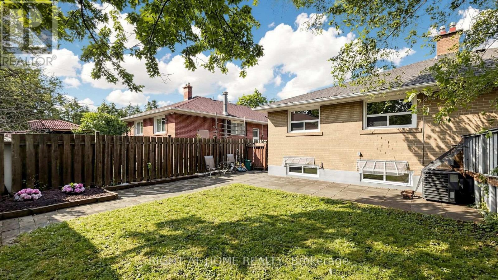 76 FENSIDE DRIVE - 39