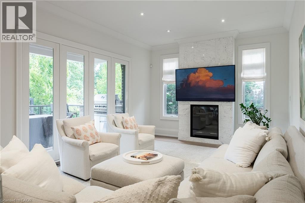 2458 MEADOWOOD Crescent - 18