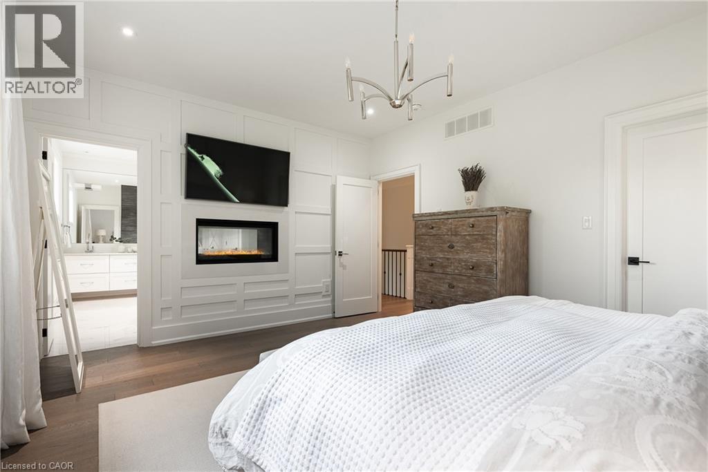 2458 MEADOWOOD Crescent - 26