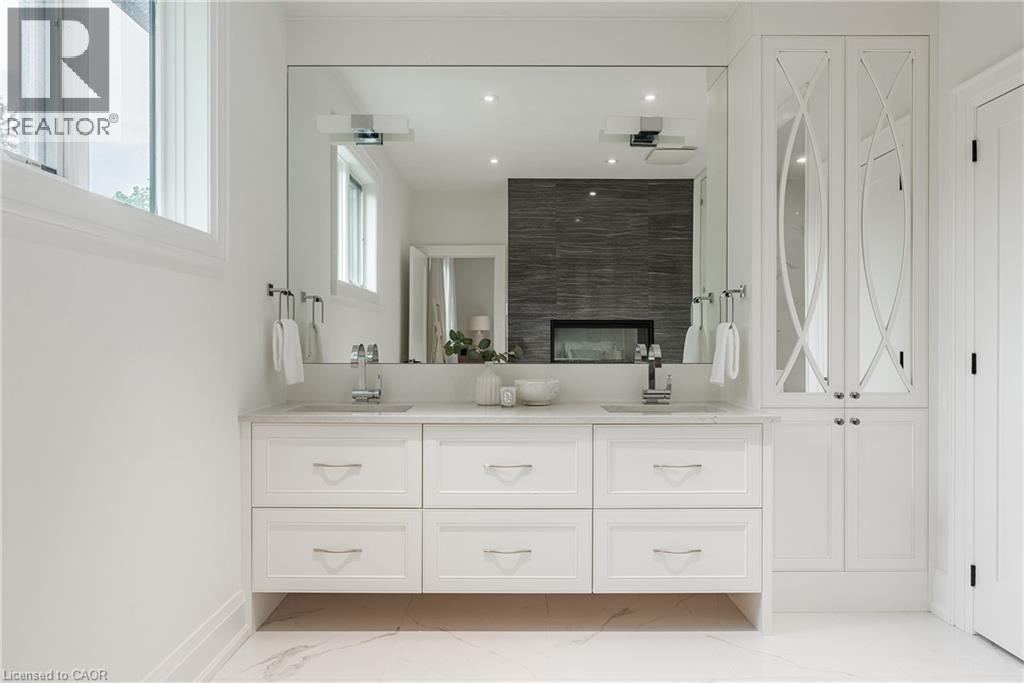 2458 MEADOWOOD Crescent - 27