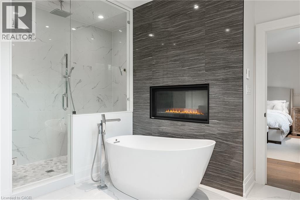 2458 MEADOWOOD Crescent - 28