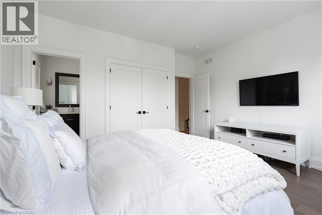 2458 MEADOWOOD Crescent - 30