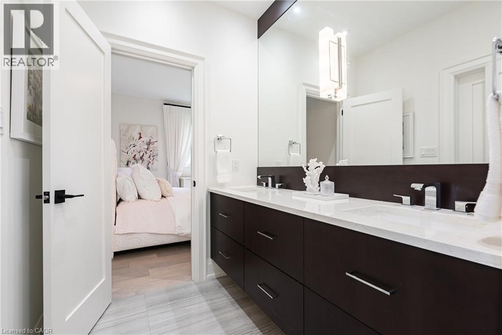 2458 MEADOWOOD Crescent - 34