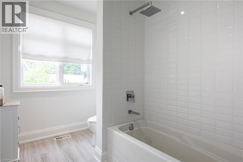 2458 MEADOWOOD Crescent - 35