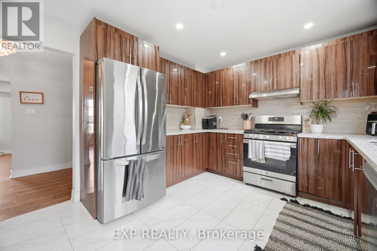 33 EARLSDALE CRESCENT - 12