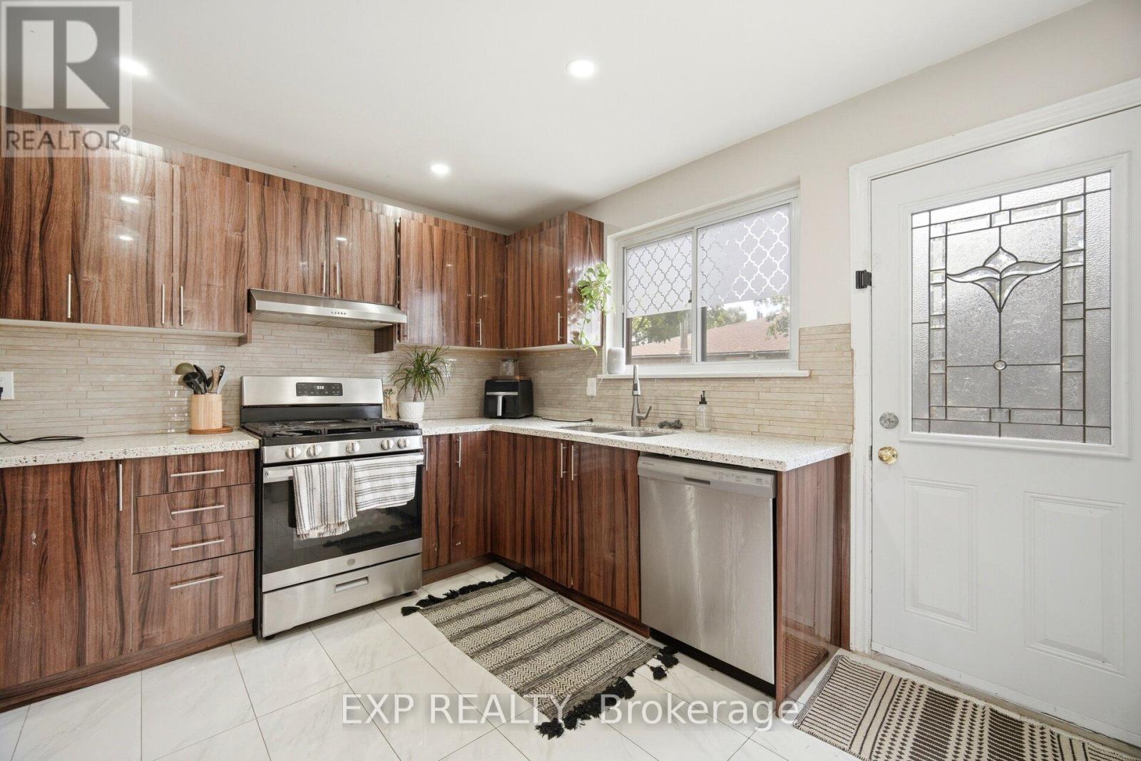 33 EARLSDALE CRESCENT - 13