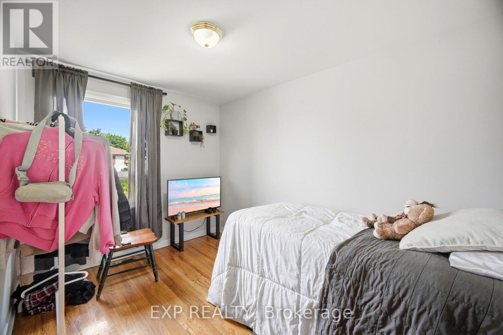 33 EARLSDALE CRESCENT - 23