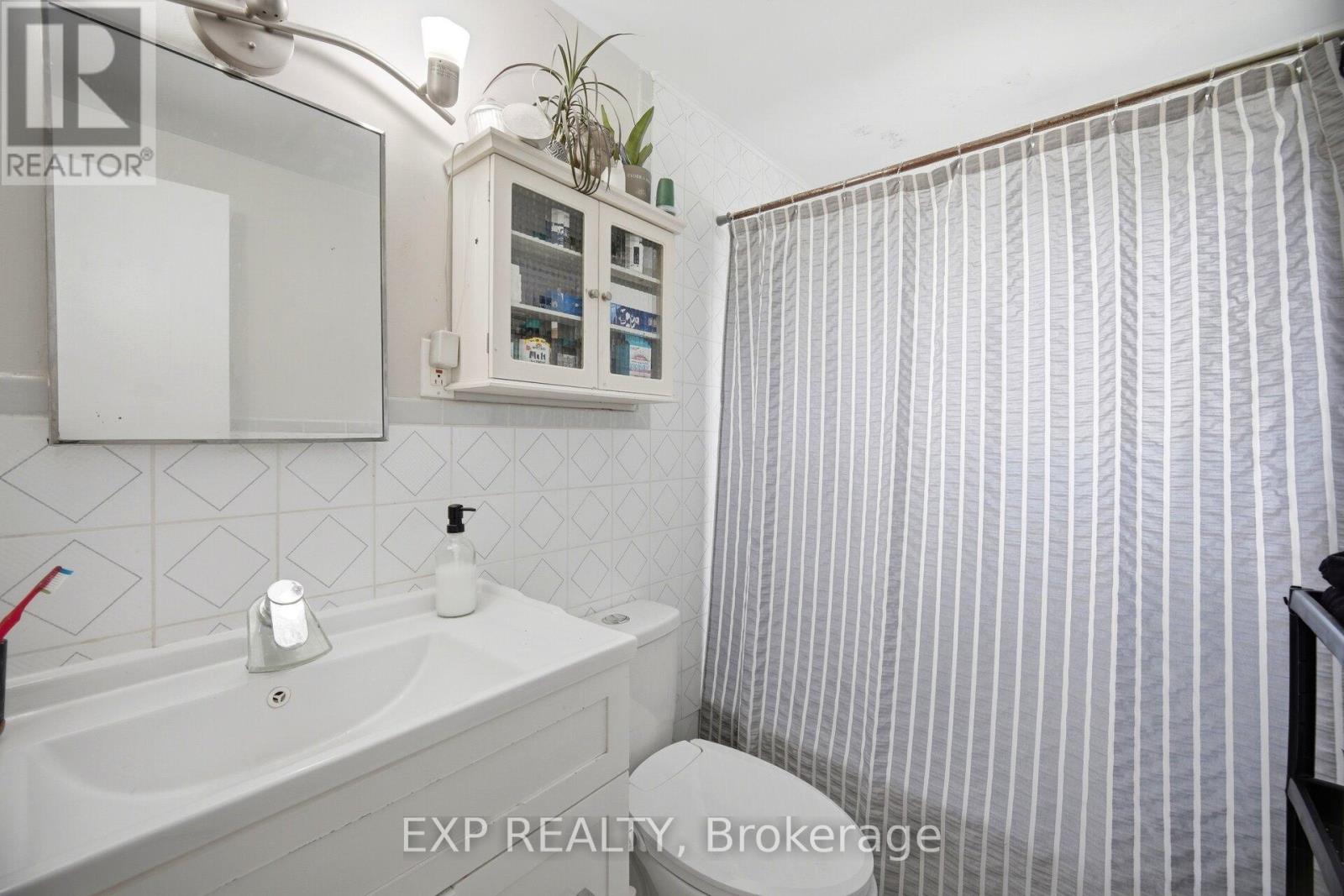 33 EARLSDALE CRESCENT - 24