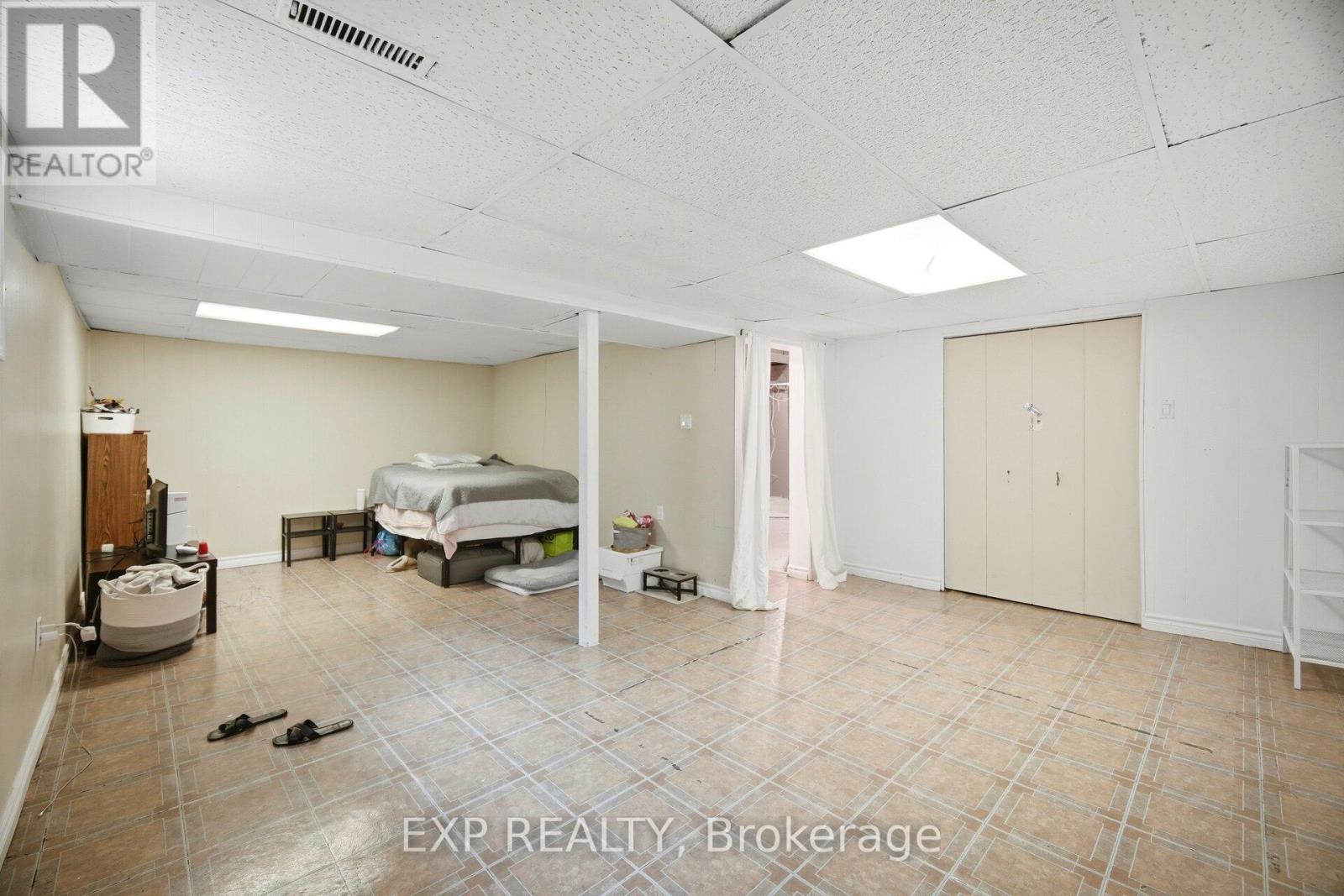 33 EARLSDALE CRESCENT - 29