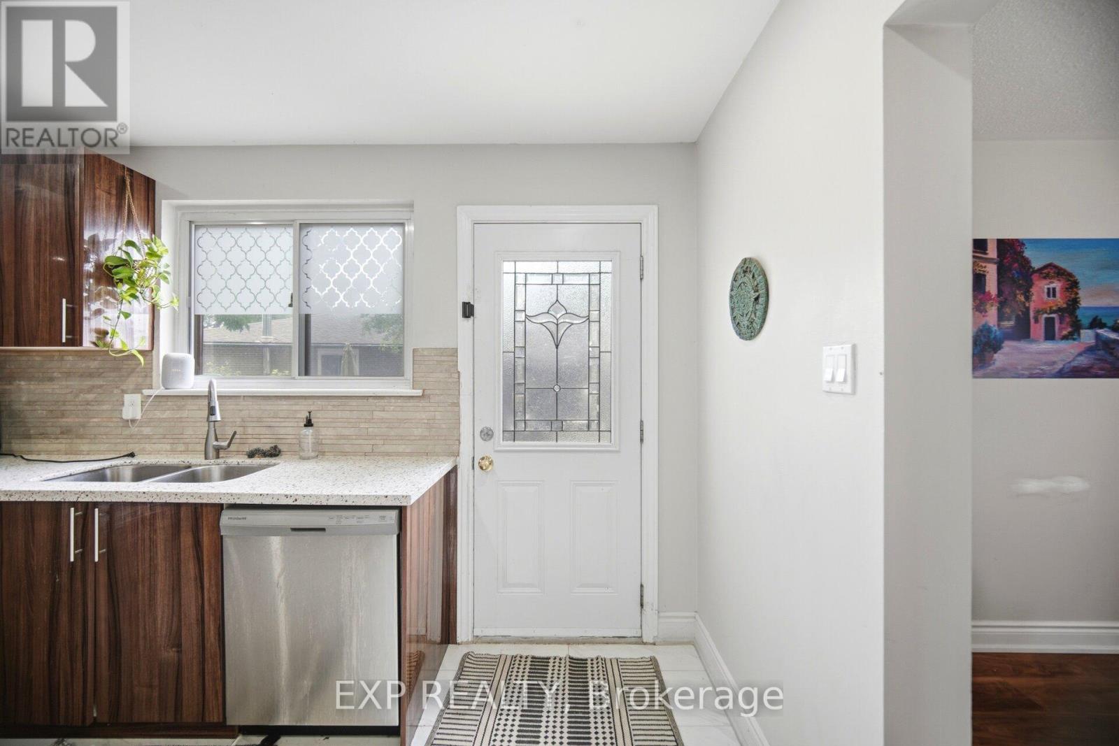33 EARLSDALE CRESCENT - 31