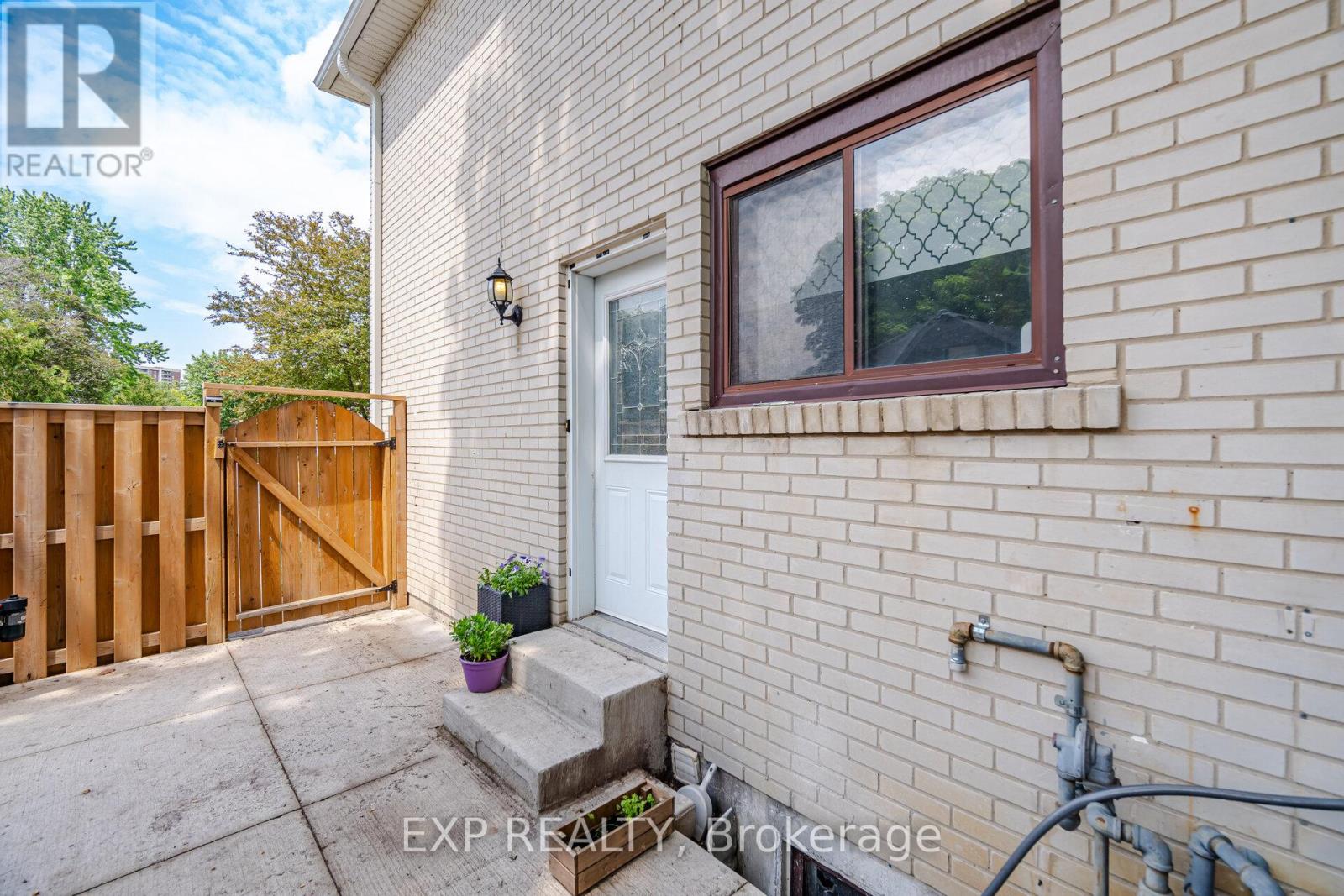 33 EARLSDALE CRESCENT - 32