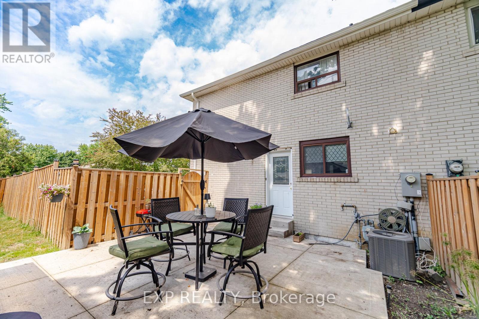 33 EARLSDALE CRESCENT - 34