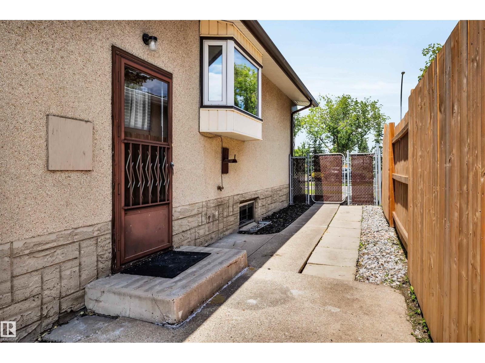 11611 137 AV NW - 29