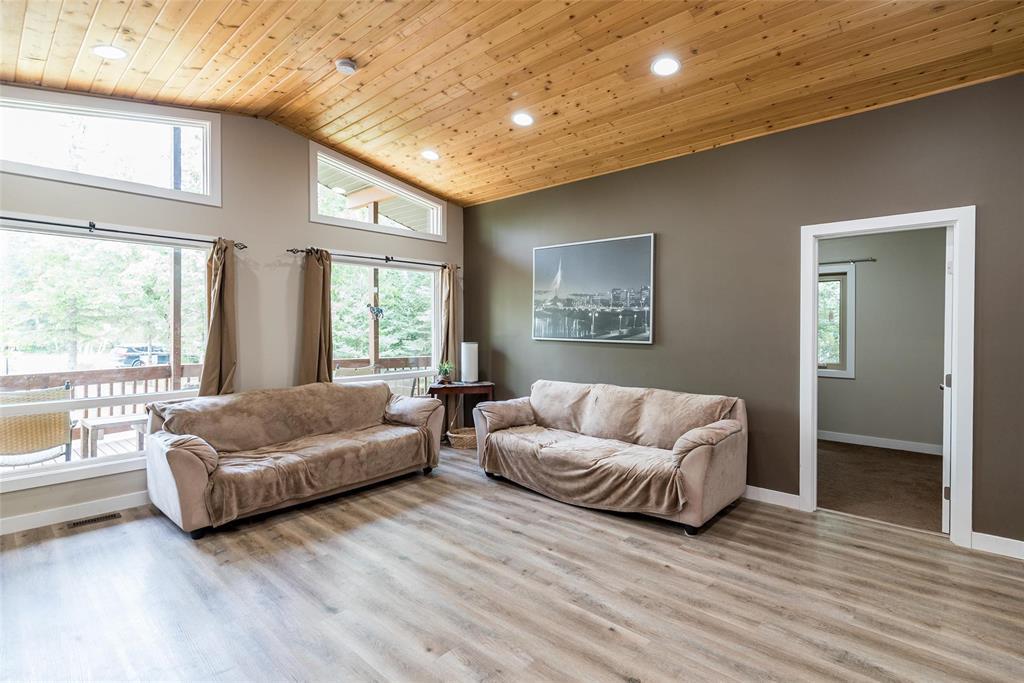 42 Colleen Avenue, Gimli Rm, Manitoba, R0C0C0, Gimli Rm, Manitoba — photo 4 of 5