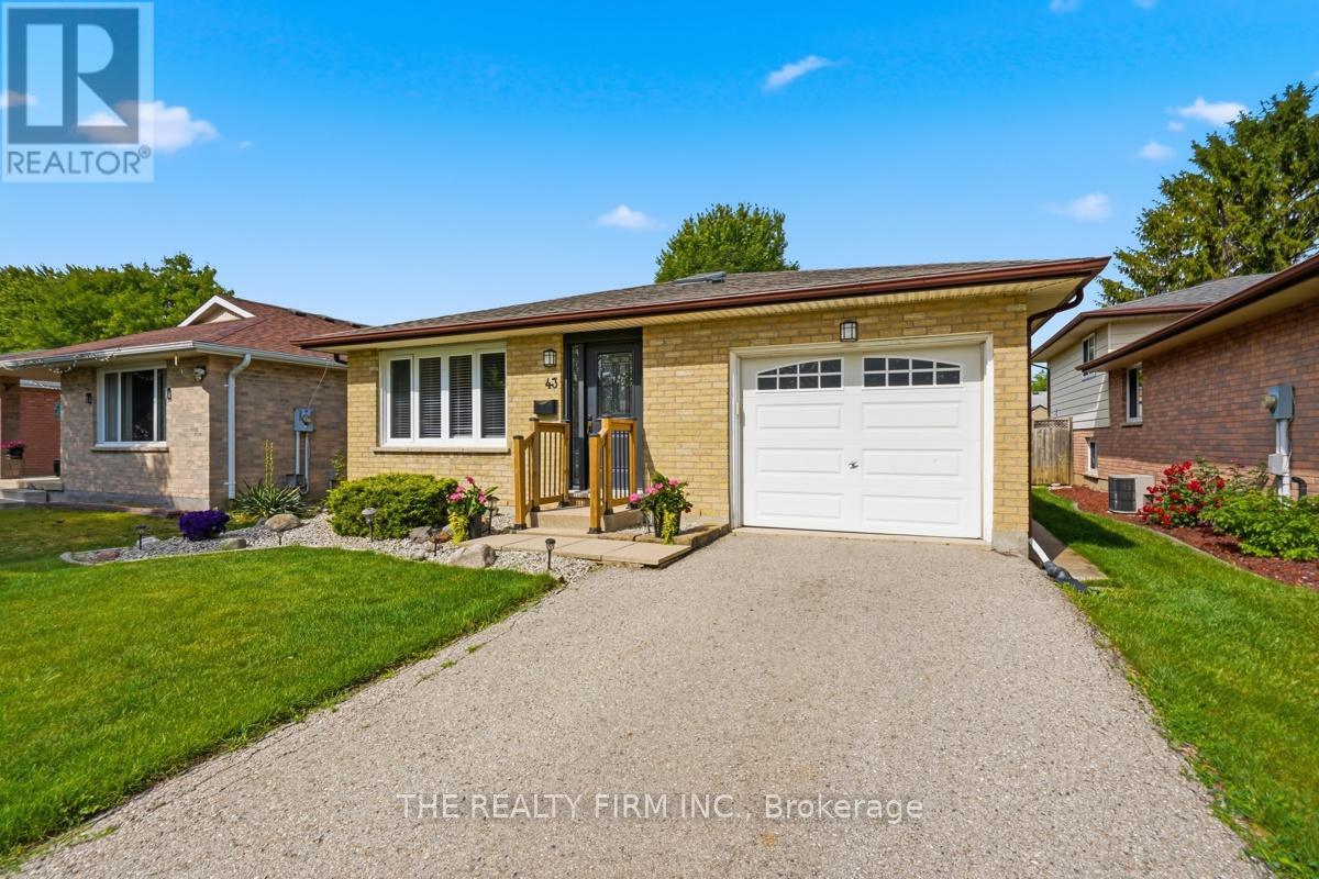 43 CLARA CRESCENT - 3