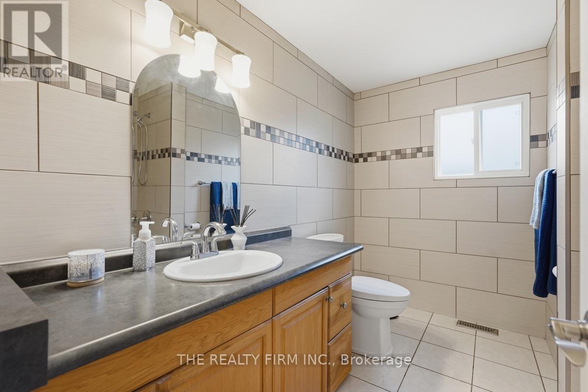 43 CLARA CRESCENT - 32