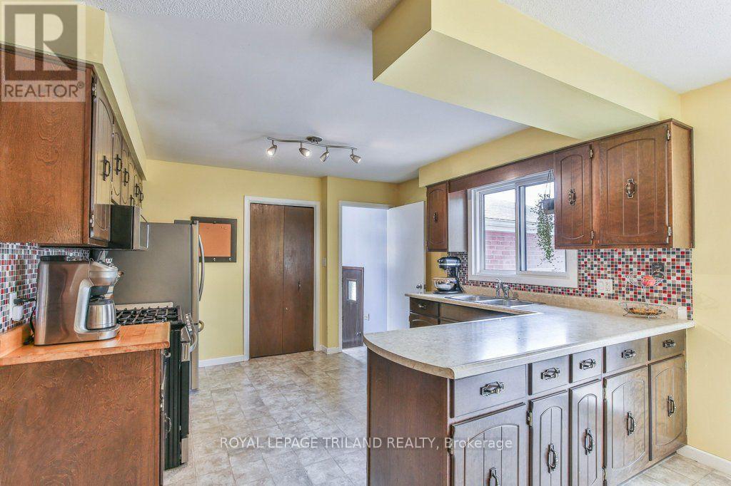 425 QUEEN STREET - 11