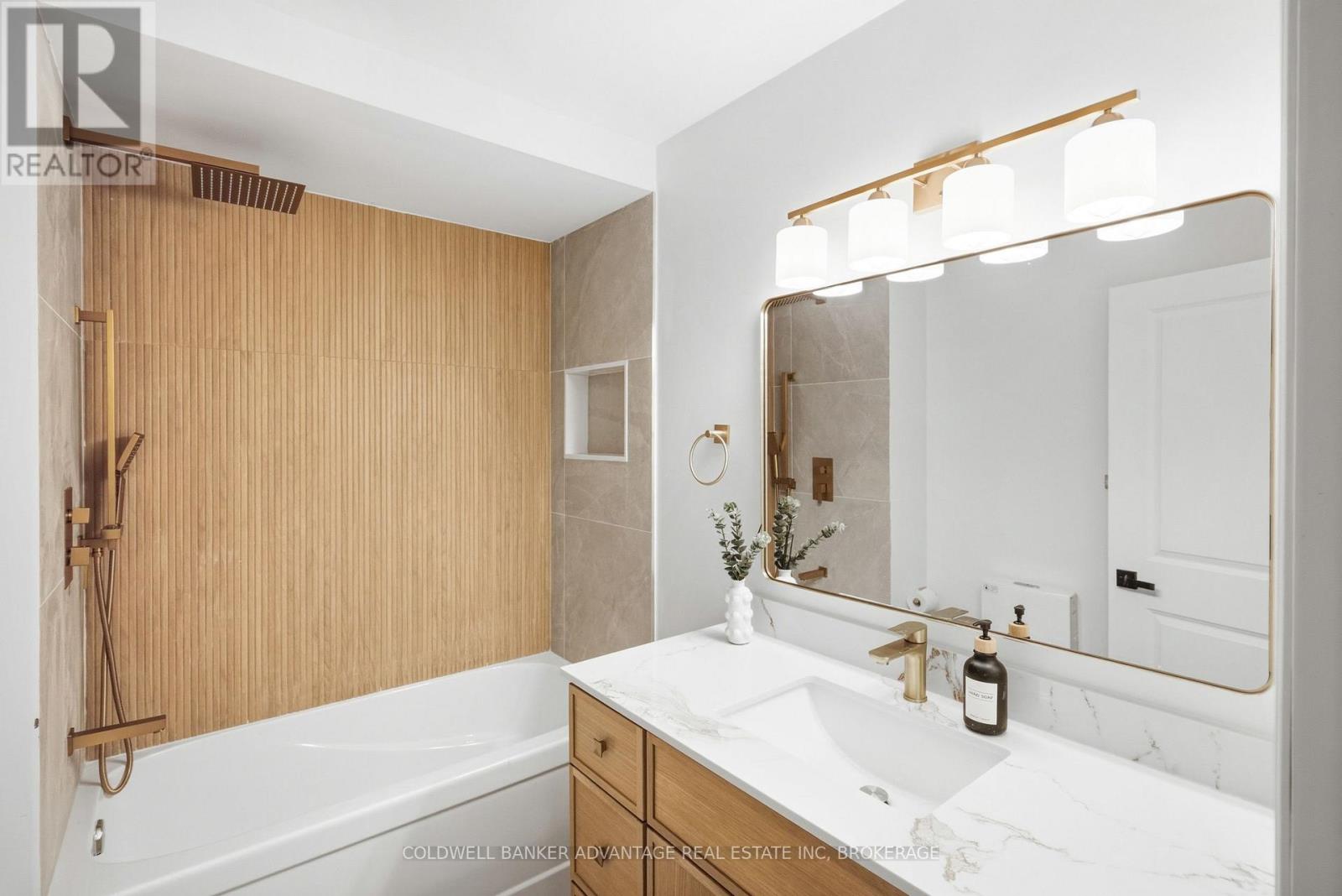 162 DUFFERIN STREET E - 26
