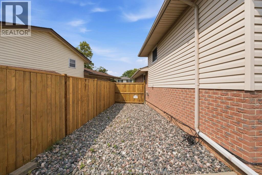 3375 DOLPHIN COURT - 42