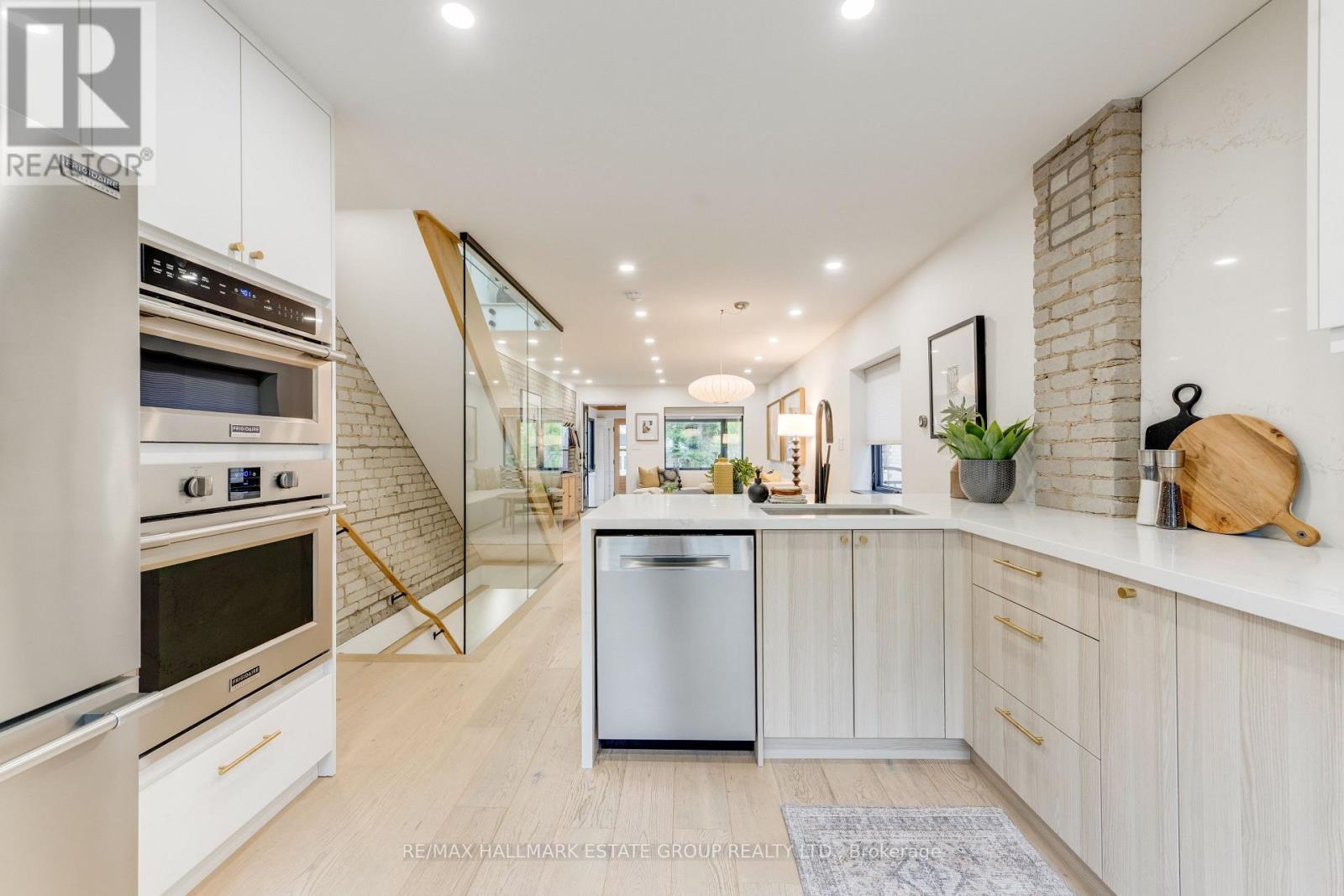 664 RHODES AVENUE - Image 14